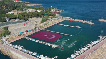 Kocaeli’de dalgıçlar 1923 metrekarelik Türk bayrağı açtı